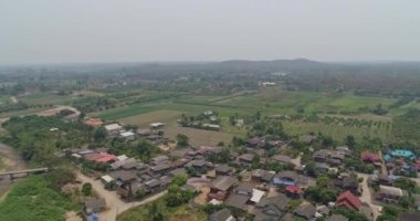 Thung Pi Tayland Hava V12 Panning kuş bakışı köy ve su yollarını ters görmek için - Mart 2018