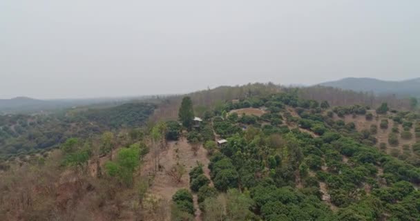 Thung Thailand Aerial V10 Panning Cerca Sobre Casa Colina Mirando — Vídeos de Stock