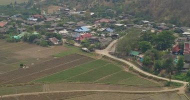 Thung Pi Tayland Hava v21 Panning kuş bakışı köy, tarım arazisi ve tepelerin panoramik manzarasına - Mart 2018