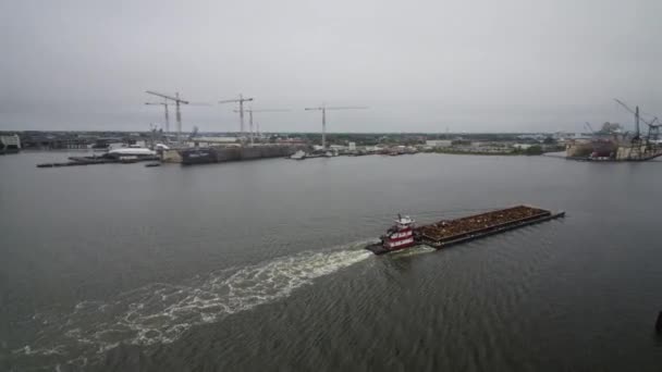 Norfolk Virginia Aerial Panning Portsmouth Cityscape Shipyard Moving Barge October — Stock Video