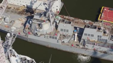 Norfolk Virginia Hava Aracı V35, gemi detaylarına bakıyor. Tersaneye bakıyor. Ekim 2017.