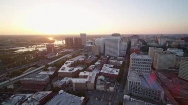 Richmond Virginia Havacılık v12 Birdseye Gün batımı Manchesterlı Köprü 'ye doğru uçan şehir ve nehir manzarası - Ekim 2017