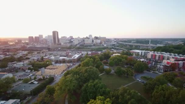 Richmond Virginia Aerial V15 Panoramic Cityscape View Sunset Jefferson Park — Stock video