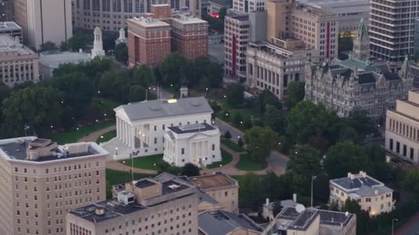 Richmond Virginia Air V20 Panning Birdseye Capitol Square October 2017 — стокове відео