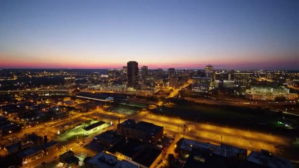 Richmond Virginia Aerial V24 Panning Birdseye Paesaggio Urbano Con Cielo — Video Stock