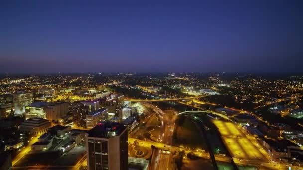 Richmond Virginia Aerial V27 Panning Kolem Centra Města Noční Oblohou — Stock video