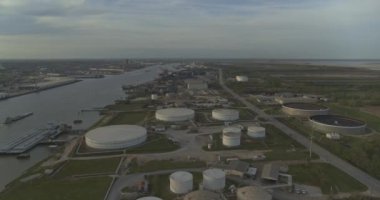 Mobil Alabama Havacılık V9 Endüstriyel nehir üzerinde gün batımında uçuyor - Mart 2020