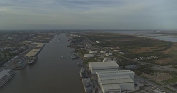 流动阿拉巴马航空V8航班飞越工业区 日落时可俯瞰市区景观 2020年3月 — 图库视频影像