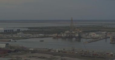 Mobil Alabama Havalimanı v14 tersanesi ve nehir sağdan sola şehir merkezindeki gökdelenler - DJI Inspire 2, X7, 6k - Mart 2020