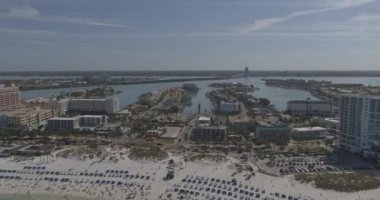 Clearwater Florida Havacılık V15, turistik tatil beldelerinin sağdan soluna, berrak su boyunca - DJI Inspire 2, X7, 6k - Mart 2020