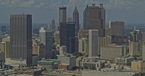 Atlanta Georgia Aerial V637 Pochyla Się Dół Kadru Wieżowców Autostrady — Wideo stockowe