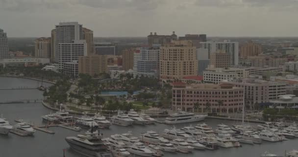 West Palm Beach Florida Aerial Pan Right Shot Motorboats Ferries — стоковое видео