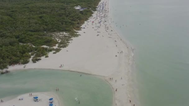 Nord Naples Floride Aerial V11 Birdseye Shot Crowded Beach Clam — Video