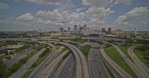 Atlanta Georgia Aerial V648 Beschleunigt Überführung Von Autobahnkreuz Und Wolkenkratzern — Stockvideo