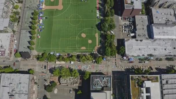 西雅图华盛顿航空V127垂直拍摄体育场和卡尔安德森公园在国会山附近 2020年6月 — 图库视频影像
