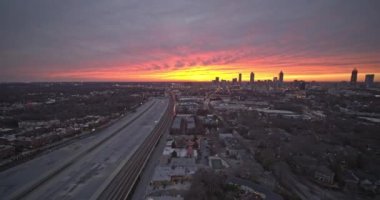 Atlanta Georgia Havayolları v595 Hulsey Avlusu ve Inman Park lahanalar şehrinin gün batımında çekilen çekimlerinde - DJI Inspire 2, X7, 6k - Şubat 2020