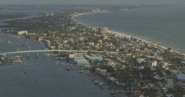 Fort Myers Beach Florida Havacılık v12 matanza geçidi üzerinde kuş bakışı görüntüleme - DJI Inspire 2, X7, 6k - Mart 2020