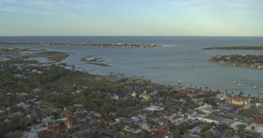 St. Augustine Florida Havacılık V6 Flagler Koleji ve şehir merkezinin üzerinden çekildi. 2, X7, 6k - Mart 2020