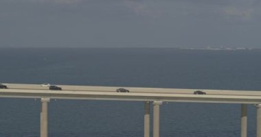 Sunshine Skyway Köprüsü Florida Hava Aracı sağ şerit ve Tampa Körfezi - DJI Inspire 2, X7, 6k - Mart 2020