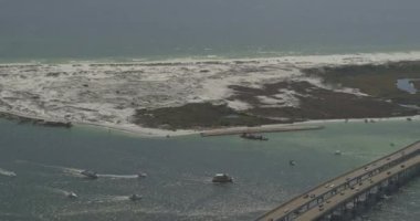 Destin Florida Havacılık v5 kuş gözü Santa Rosa adasının doğu geçidi üzerinde ve kumsalda bir sürü tekne - DJI Inspire 2, X7, 6k - Mart 2020