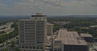 Atlanta Gürcistan Havacılık V669 gündüz boyunca yüksek binaların, anayolların ve ufukların solundan çekiliyor - DJI Inspire 2, X7, 6 k - Ağustos 2020