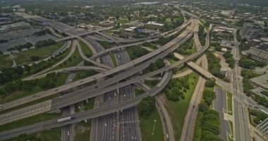 Atlanta Georgia Havacılık V651 gelişmiş otoyol kavşağının dönüşümlü kuş bakışı görüntüsü - DJI Inspire 2, X7, 6k - Ağustos 2020