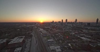 Atlanta Georgia Havacılık v597, şehrin ufuk çizgisi Hulsey bahçesi ve Inman Parkı da dahil olmak üzere - DJI Inspire 2, X7, 6k - Şubat 2020