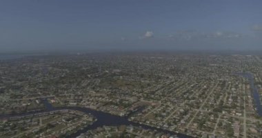 Cape Coral Florida Havacılık V10, Caloosahatchee 'nin banliyölerine inen yüksek seviye iniş görüntüsü DJI Inspire 2, X7, 6k - Mart 2020