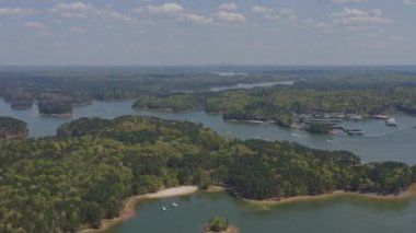 Allatoona Gölü, Georgia Havacılık, Red Top Dağı Eyalet Parkı ve Allatoona Gölü 'ndeki motorlu teknelerin v1 kuşbakışı görüntüsü.