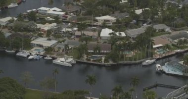 Fort Lauderdale Florida Havayolları, zengin ve zenginlerin savurgan evleri ve şehrin silueti - DJI Inspire 2, X7, 6k - Mart 2020