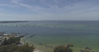 Destin Florida Havacılık bir plajın, limanın ve şehrin doğu geçidinin görüntüsü - DJI Inspire 2, X7, 6k - Mart 2020