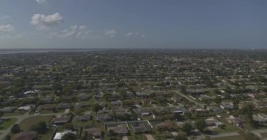 Cape Coral Florida Havacılık V11 Caloosahatchee 'nin huzurlu banliyöleri üzerinde uçuyor - DJI Inspire 2, X7, 6k - Mart 2020
