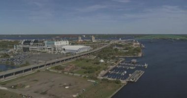 Jacksonville Florida Havacılık v5 bankadan şehir merkezindeki siluete kadar panorama süpürüyor - DJI Inspire 2, X7, 6k - Mart 2020