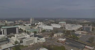 Montgomery Alabama Havacılık v11 Güneşli bir günde sermaye ve şehir merkezinin manzarasıyla geriye doğru uçuyor - DJI Inspire 2, X7, 6k - Mart 2020