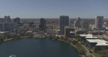 Eola Gölü 'nün solundaki Orlando Florida Havacılık V1 pan ve şehir merkezi manzarası, panoramik manzara - DJI Inspire 2, X7, 6k - Mart 2020