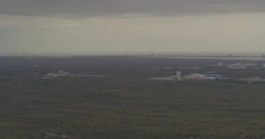 Merritt Adası Florida Havacılık V5 uzay merkezi ve çevre bölgelerdeki vahşi yaşam sığınağı - DJI Inspire 2, X7, 6k - Mart 2020