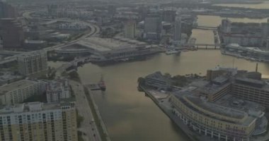 Tampa Florida Havayolları V18 sağa, eğitim hastanesinin soluna, şehir merkezine ve ekspres yola, DJI Inspire 2, X7, 6k Mart 2020