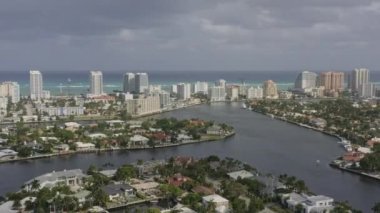 Fort Lauderdale Florida Havacılık V28 sağ tarafta Seven Isles Mahallesi ve Central Beach ufuk çizgisinde.