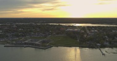 St. Augustine Florida Havayolları V9 gün batımında Castillo de San Marcos üzerinde ekran görüntüsü - DJI Inspire 2, X7, 6k - Mart 2020