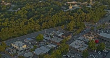 Roswell Georgia Havacılık V2 günbatımında düşük seviyeli endüstriyel mahalle ve ormanın görüntüsü - DJI Inspire 2, X7, 6k - Ağustos 2020