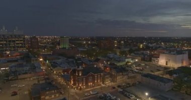 Mobil Alabama Havacılık V22 şehir merkezi boyunca alçak görüntü ve gün batımında şehrin ufuk çizgisi - DJI Inspire 2, X7, 6k - Mart 2020
