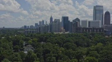 Atlanta Georgia Hava Yolları V607 Ansley Park Mahallesi ve şehir merkezindeki gökdelenler - Temmuz 2020