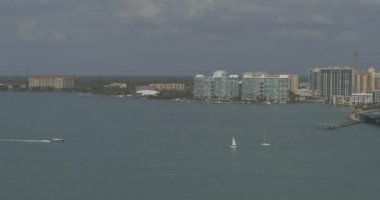 Sarasota Florida Havacılık V1 şehir merkezi silueti ve köprü bağlantı anahtarları - DJI Inspire 2, X7, 6k - Mart 2020