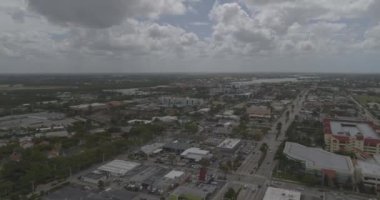 Napoli Florida Havalimanı V8 'den sola, havalimanı göl ticari alanları üzerinde havadan havaya süpürme - DJI Inspire 2, X7, 6k - Mart 2020