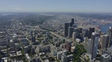 Seattle Washington Havacılık v133 gökdelenlerin, rıhtımın ve Elliot Körfezi 'nin gündüz görüntüsü - Haziran 2020
