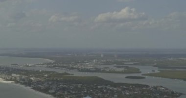 Fort Myers Plajı Florida Havacılık V6 su yollarının karşısındaki sahil manzarası DJI Inspire 2, X7, 6k - Mart 2020
