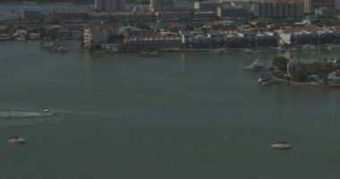 Clearwater Florida Havalimanı v3 yukarı doğru yatar ve kanalın ve körfezin açığını gösterir - DJI Inspire 2, X7, 6k - Mart 2020
