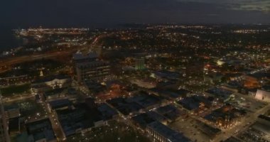 Mobil Alabama Havayolları V25 şehir merkezini ve şehrin gün batımında ufuk çizgisini görüntülüyor - DJI Inspire 2, X7, 6k - Mart 2020
