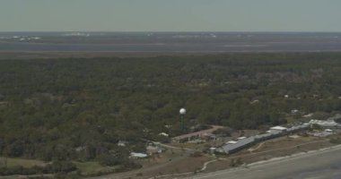 Jekyll Adası Gürcistan Havacılık V1, orman, sahil ve kıyı şeridi binalarının sol görüntüsü - DJI Inspire 2, X7, 6k - Mart 2020