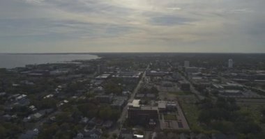 Pensacola Florida Havacılık v1 konut ve ticari banliyö boyunca ekran görüntüsü - DJI Inspire 2, X7, 6k - Mart 2020